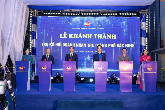 Các đại biểu ấn nút khánh thành