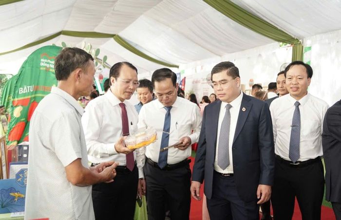 Ông Phan Tấn Đạt (thứ 2 từ phải sang) đang trao đổi với các đại biểu