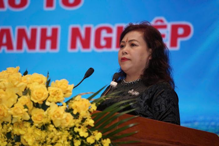 Bà Hoàng Thu Hiền - Phó Chủ tịch Hội Doanh nghiệp Hà Tĩnh phía Nam, Tổng Giám đốc Công ty TNHH Đầu tư và Xuất nhập khẩu Thu Hiên