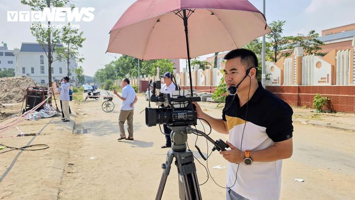 Anh Hoàng Quốc Trìu, nhà sáng tạo nội dung đến từ Hà Đông, Hà Nội, cho biết đã nhiều lần vượt hàng chục cây số đến Thuận Thành để ghi hình quá trình di dời.