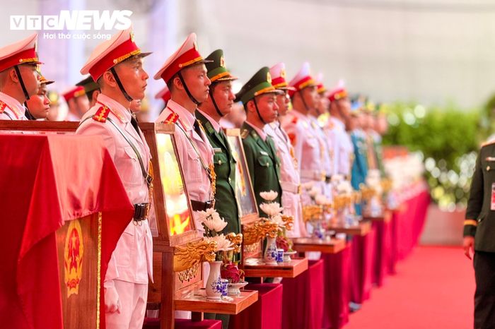 Lễ viếng, truy điệu và an táng các liệt sĩ được tìm kiếm, quy tập tại Công viên Lê Thị Riêng sáng 14/10.