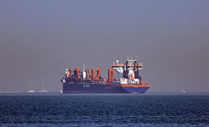 Một tàu dầu neo đậu ở eo biển Hormuz. (Ảnh: EPA)