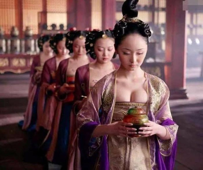  Phụ nữ thời Đường sở hữu phong cách ăn mặc phóng khoáng và “táo bạo” nhất trong toàn bộ lịch sử phong kiến Trung Hoa.