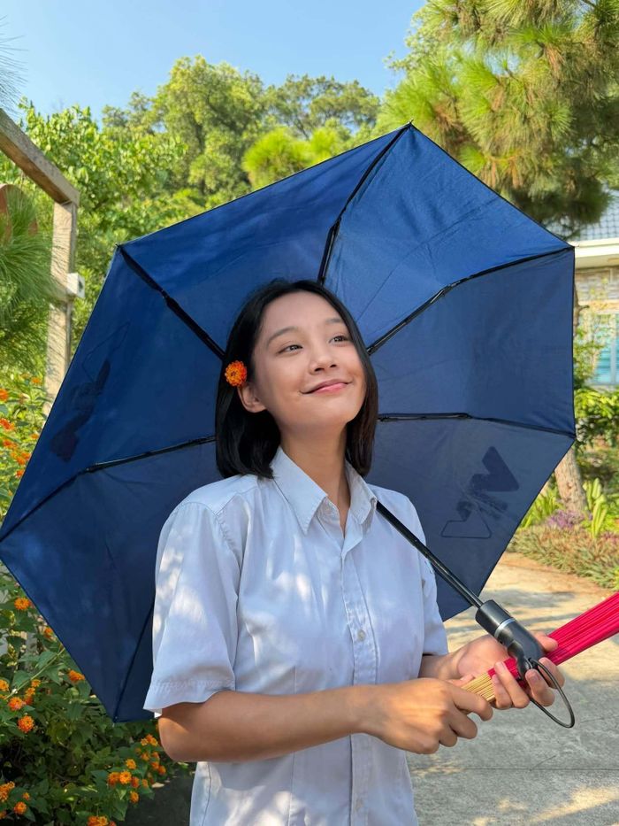 Nhờ ngoại hình nhỏ nhắn và trẻ trung, Thu Hà cũng thành công khi hoá thân vào vai một cô bé 16 tuổi. 