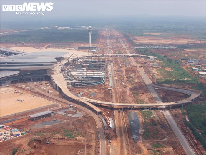 ACV cho biết đang tập trung hoàn thành khu vực cánh tây và trung tâm nhà ga để bảo đảm các điều kiện cần thiết phục vụ khai thác. Những khu vực còn lại tiếp tục được hoàn thiện, khắc phục khiếm khuyết theo kế hoạch phù hợp với yêu cầu vận hành.