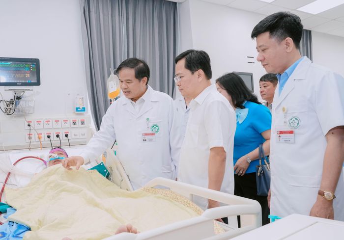 Đoàn công tác thăm hỏi sức khoẻ người bệnh.