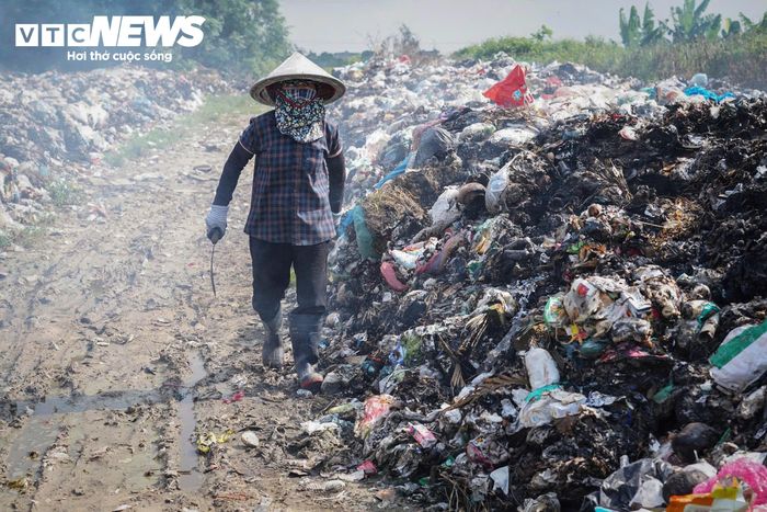 Nữ công nhân cũng cho biết trước đây lượng rác tồn đọng tại khu vực rất lớn. Sau đó, một phần rác được san lấp, khu vực phía trên được cải tạo để trồng cây. Vì vậy nguồn nước giếng khoan tại đây hiện cũng không thể sử dụng cho sinh hoạt. “Ở đây có khoan giếng lấy nước nhưng có bao giờ bơm lên dùng được đâu, nước đen lắm. Tôi vừa làm, vừa ở đây để trông coi nên nước ăn uống, sinh hoạt đều phải mua nước bình”, nữ công nhân nói.