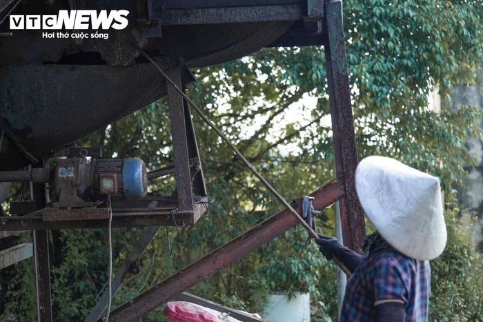 Nguyên nhân của tình trạng rác phải đốt trực tiếp ngoài trời được một nữ công nhân làm việc tại bãi rác lý giải là hệ thống xử lý đã hư hỏng nhiều tháng nay. “Máy hỏng từ ngày 13/5 rồi, từ đấy đến giờ chỉ đốt thủ công thôi”, nữ công nhân nói.