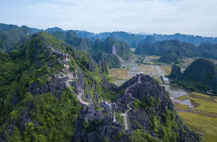 Tên gọi Hang Múa gắn liền với truyền thuyết liên quan đến vua Trần Thái Tông. (Ảnh: Mia)