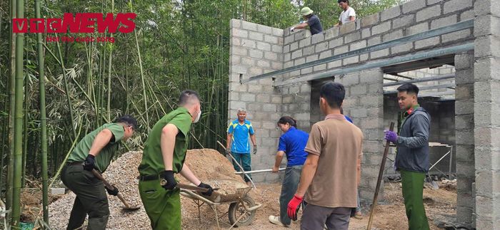 Nhà nước không chỉ hỗ trợ người dân kinh phí xây nhà mới, các lực lượng Công an, Biên phòng cùng chung tay giúp người dân xây nhà.