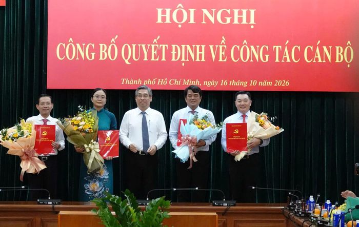 Phó Bí thư Thành ủy TP.HCM Nguyễn Phước Lộc trao quyết định cho ông Bùi Thanh Nhân (thứ hai từ phải qua), ông Lê Trương Hải Hiếu (ngoài cùng bên phải). (Ảnh: H.V)