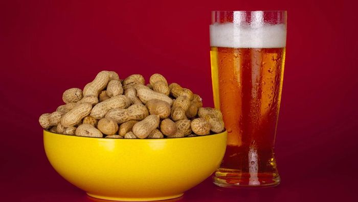 Thay vì lạc nên ưu tiên rau xanh hoặc món thịt cá hấp. (Ảnh: IE)
