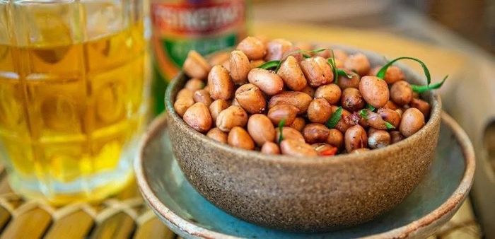 Các loại lạc rang gia vị thường quá mặn cũng gây hại cho dạ dày. (Ảnh: ShutterStock)