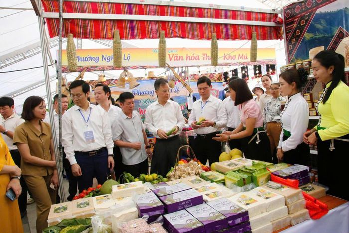 Các đại biểu và khách mời tham quan, trải nghiệm và đánh giá cao các sản phẩm nông sản, OCOP đạt chuẩn được trưng bày sinh động tại gian hàng của phường Nghĩa Lộ, tỉnh Lào Cai.