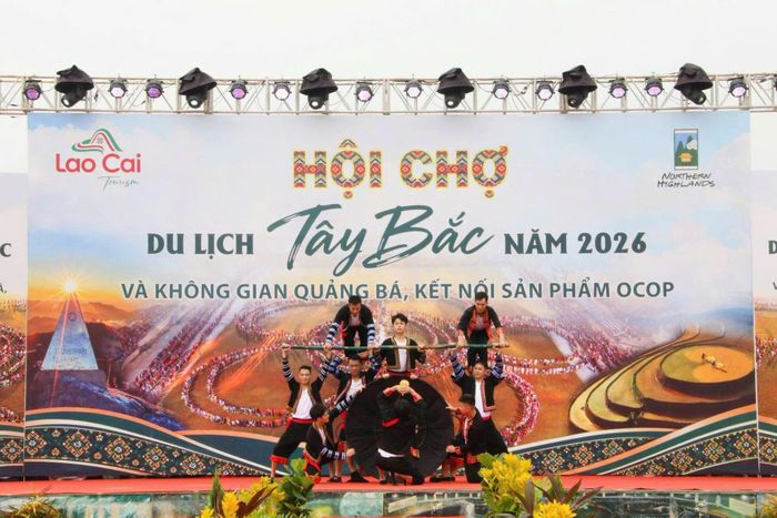 Tiết mục nghệ thuật đặc sắc mang đậm hơi thở đại ngàn do các nghệ nhân, diễn viên biểu diễn tại lễ khai mạc, mở màn cho chuỗi hoạt động văn hóa - du lịch sôi nổi tại Quảng trường Golden Field (phường Nghĩa Lộ, Lào Cai).