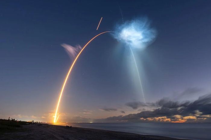 Bức ảnh phơi sáng dài 480 giây cho thấy đường đi của tên lửa SpaceX, ngày 13/10. (Ảnh: NASA)
