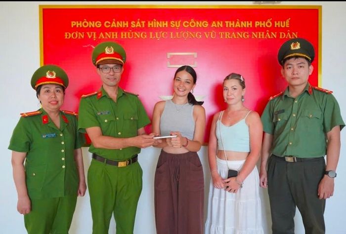 Các cán bộ Phòng Cảnh sát hình sự Công an TP Huế trao trả tài sản bị cướp giật cho 2 nữ du khách.