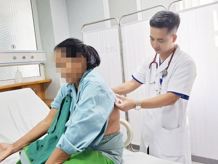 Bác sĩ kiểm tra sức khoẻ cho bệnh nhân bị ong đốt.