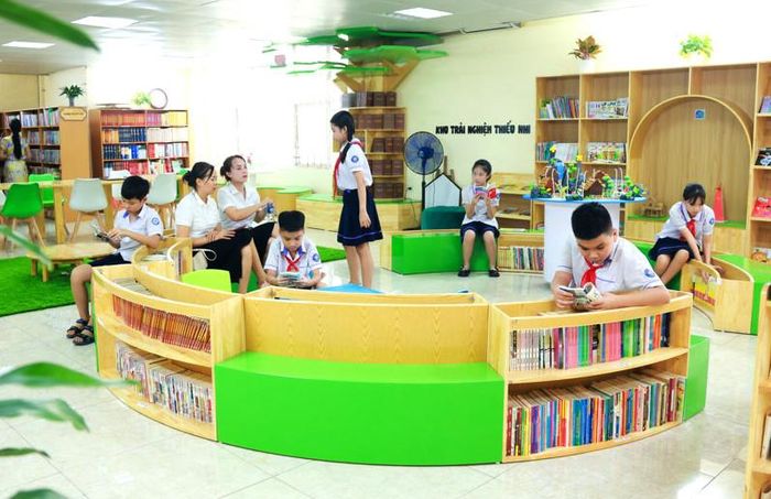 Học sinh đọc sách ở “Thư viện số cộng đồng” tại xã Hoài Đức. Ảnh: Văn Tuyến