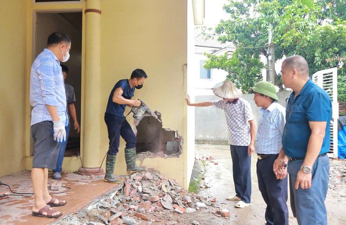 Các hộ dân tại xã Phúc Thọ tháo dỡ công trình, hiến đất để mở rộng ngõ xóm. Ảnh: Mai Nguyễn