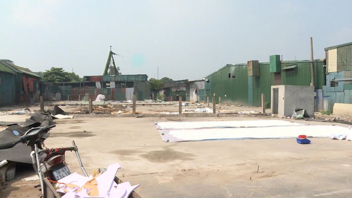 Các công trình lần lượt được tháo dỡ tại khu vực đất nông nghiệp ven đường Vũ Đức Úy, tổ dân phố số 3 Tân Triều, phường Thanh Liệt. Ảnh: Thái Trọng.