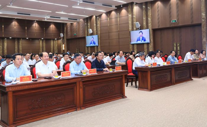 Các đồng chí lãnh đạo thành phố dự tại điểm cầu Thành ủy Hà Nội. Ảnh: Quang Thái