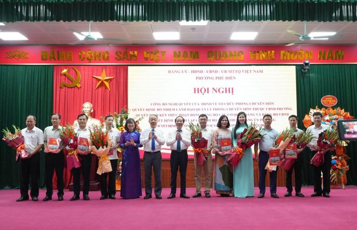 Lãnh đạo phường Phú Diễn trao các quyết định về công tác cán bộ sau sắp xếp. Ảnh: Minh Tuấn