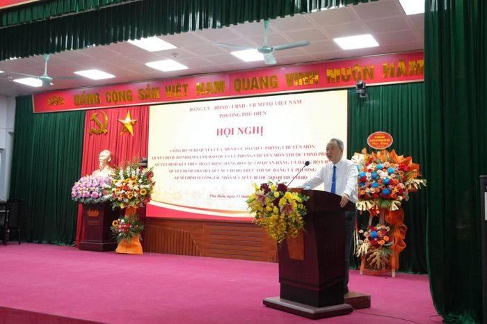 Bí thư Đảng ủy, Chủ tịch HĐND phường Phú Diễn Nguyễn Lê Hoàng phát biểu tại hội nghị. Ảnh: Minh Tuấn