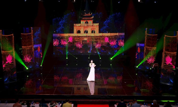 Với ca sĩ Phương Anh, cuộc thi "Tiếng hát Hà Nội" là môi trường hấp dẫn để người trẻ rèn luyện. Ảnh: Văn Tuyến