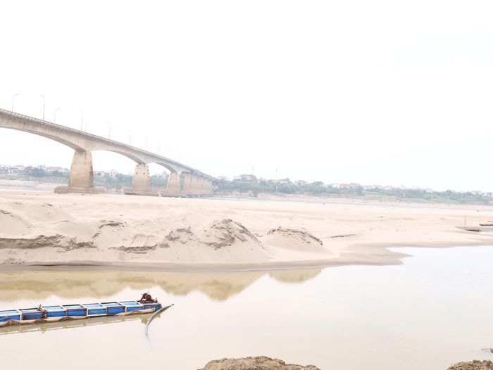 Thiếu hụt lượng mưa, sông Đà thường trơ đáy vào mùa kiệt gây khó khăn cho vận hành công trình lấy nước phục vụ gieo cấy vụ xuân của Hà Nội. Ảnh: Kim Nhuệ