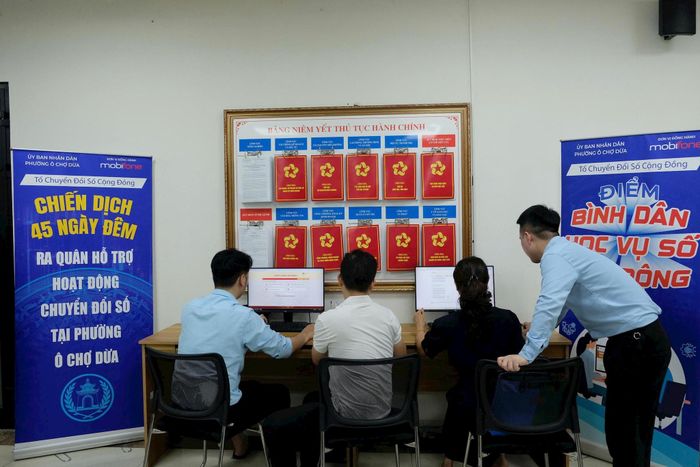 Các hoạt động hỗ trợ người dân tiếp cận nền tảng số, dịch vụ công trực tuyến được triển khai tại phường Ô Chợ Dừa.