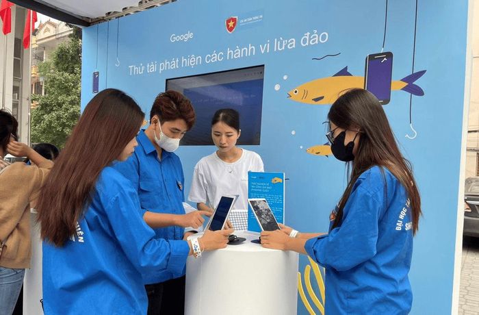 Các bạn trẻ tìm hiểu thông tin phòng, chống lừa đảo tại chương trình diễn đàn "Phát huy vai trò xung kích của thanh niên trong chuyển đổi số".