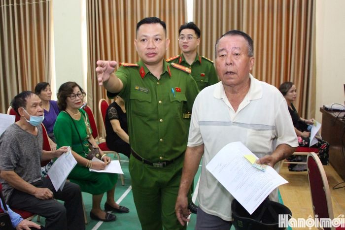 Thân nhân liệt sĩ được hướng dẫn tận tình các bước thực hiện trong quy trình thu nhận mẫu sinh phẩm ADN. Ảnh: MH