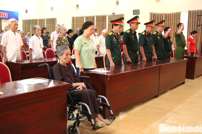 Trước khi thu nhận mẫu sinh phẩm ADN, lực lượng chức năng và thân nhân liệt sĩ đã dành phút mặc niệm các anh hùng, liệt sĩ. Ảnh: MH