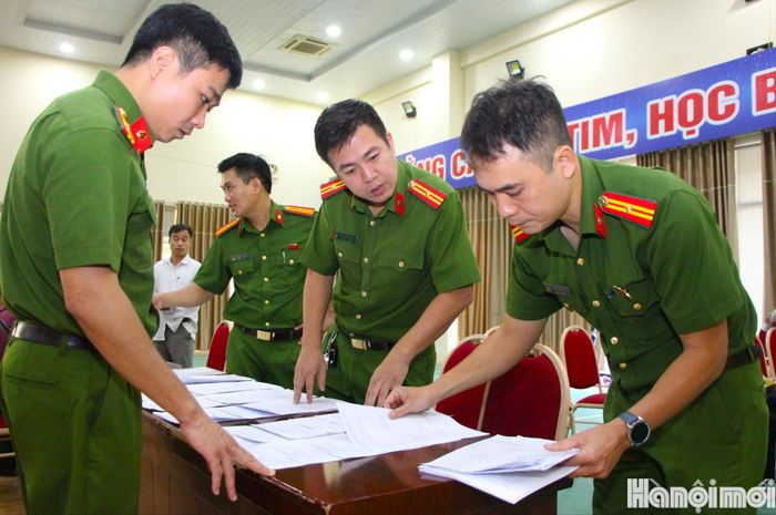 Hồ sơ thân nhân liệt sĩ được Công an phường Giảng Võ kiểm tra trước khi tiếp đón thân nhân liệt sĩ. Ảnh: MH