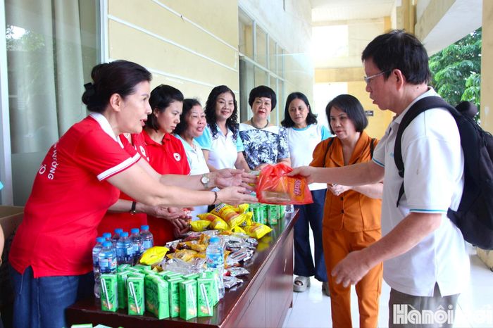 Hội Chữ thập đỏ phường Giảng Võ hỗ trợ suất ăn nhẹ cho thân nhân liệt sĩ. Ảnh: MH