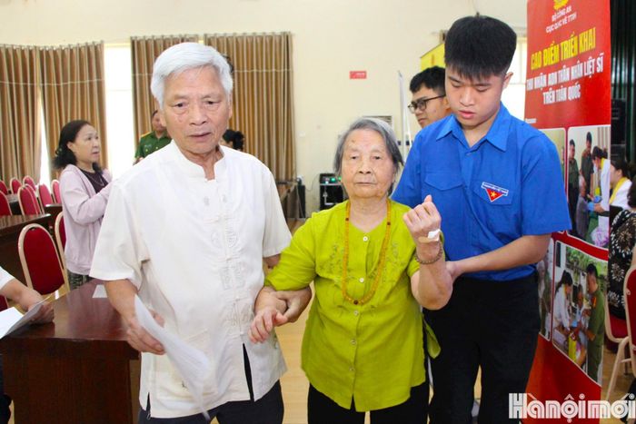 Đoàn viên, thanh niên phường Giảng Võ hỗ trợ thân nhân liệt sĩ sau khi lấy mẫu sinh phẩm. Ảnh: MH
