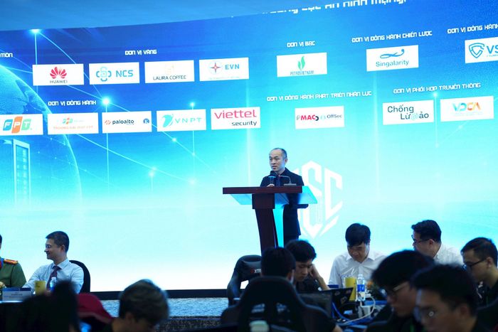 Đại diện ban tổ chức, ổng Vũ Ngọc Sơn thông tin về nội dung thi đấu vòng chung kết. Ảnh: T.U