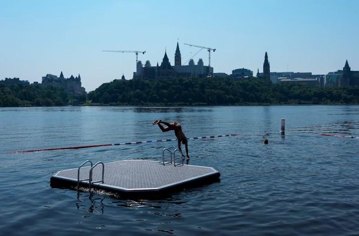 Một người bơi nhảy từ cầu phao xuống sông Ottawa (Canada). Ảnh: Swimmable Cities