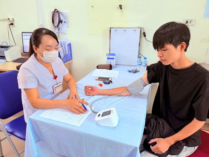 Khám sức khỏe định kỳ cho học sinh phổ thông tại xã Kim Anh. Ảnh: Lương Giang