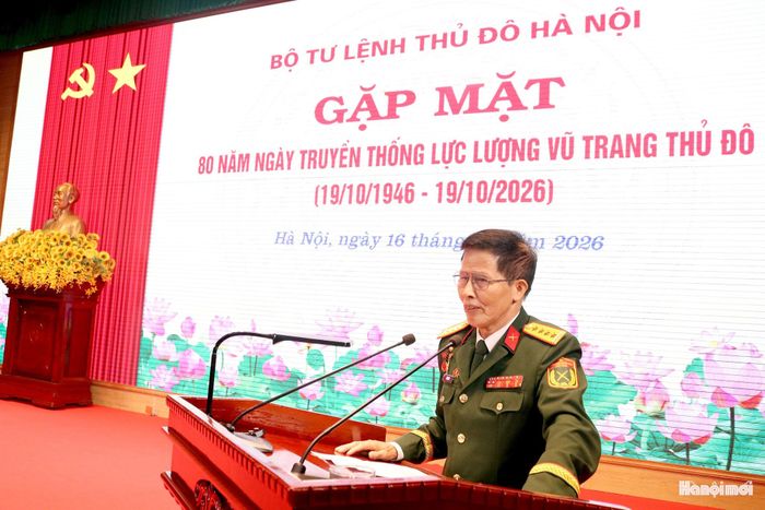 Đại tá Lê Ngọc Sơn, đại diện các thế hệ cán bộ nguyên lãnh đạo LLVT Thủ đô phát biểu. Ảnh: MT