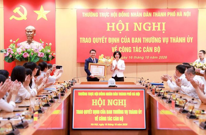 Thừa ủy quyền của Thủ tướng Chính phủ, đồng chí Phùng Thị Hồng Hà trao Bằng khen của Thủ tướng Chính phủ cho đồng chí Duy Hoàng Dương. Ảnh: Văn Tuyến
