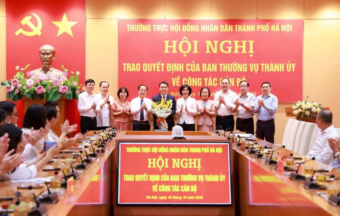 Các đại biểu tặng hoa chúc mừng đồng chí Duy Hoàng Dương nhận nhiệm vụ mới. Ảnh: Văn Tuyến