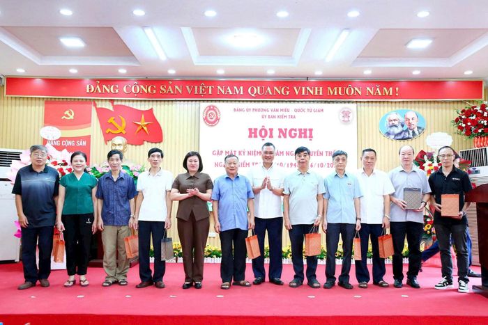 Đảng ủy, Ủy ban Kiểm tra phường tặng quà tri ân tới đội ngũ cán bộ làm công tác kiểm tra Đảng trên địa bàn. Ảnh: Nguyễn Phong