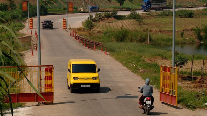Các phương tiện lưu thông thuận lợi, khơi thông mạch giao thương vùng bãi. Ảnh: PV