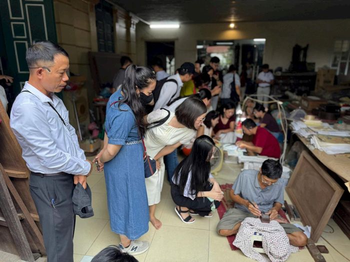 Cơ sở làm khảm trai của nghệ nhân Nguyễn Đức Biết. Ảnh: Hoàng Lân