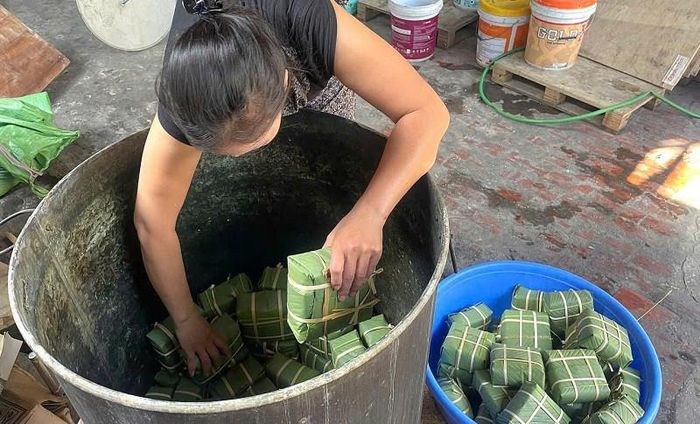 Bánh chưng sau khi gói sẽ được nấu khoảng 8-10 giờ đồng hồ, lúc đó bánh mới đủ độ chín và có thể cất trữ để sử dụng dài ngày. Ảnh: PV