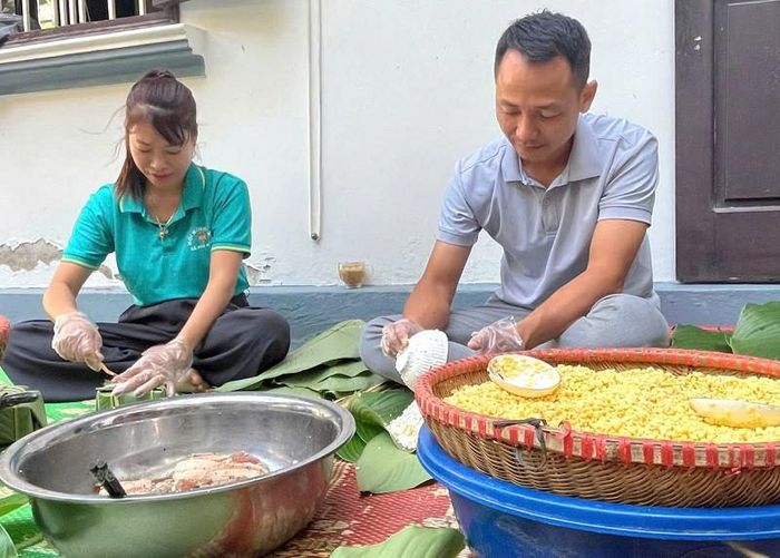 Người dân thôn Phú Cường tỉ mỉ, khéo léo gói những chiếc bánh chưng thơm ngon, đảm bảo chất lượng. Ảnh: PV