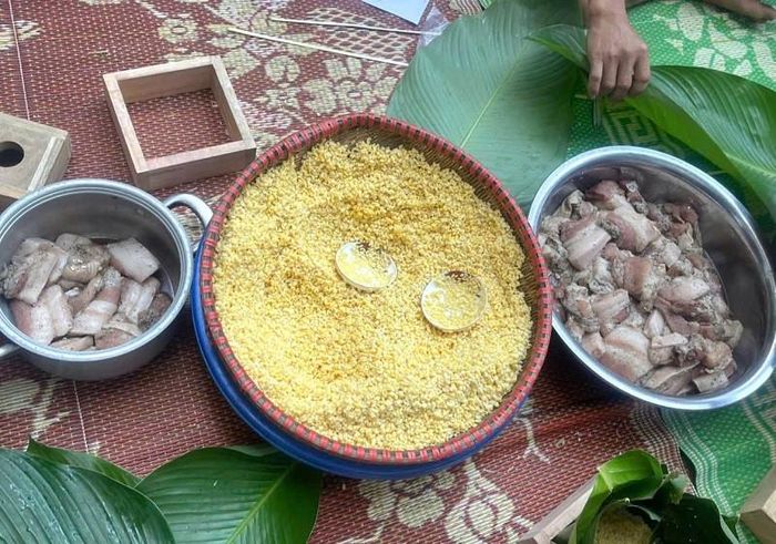 Nguyên liệu người dân thôn Phú Cường dùng để gói bánh chưng chủ yếu là gạo nếp, đỗ xanh, thịt lợn... tạo nên sản phẩm bánh thơm ngon. Ảnh: PV