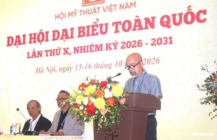 Họa sĩ Vi Kiến Thành, Phó Chủ tịch Hội Mỹ thuật Việt Nam khóa IX phát biểu khai mạc Đại hội. Ảnh: Mộc Miên
